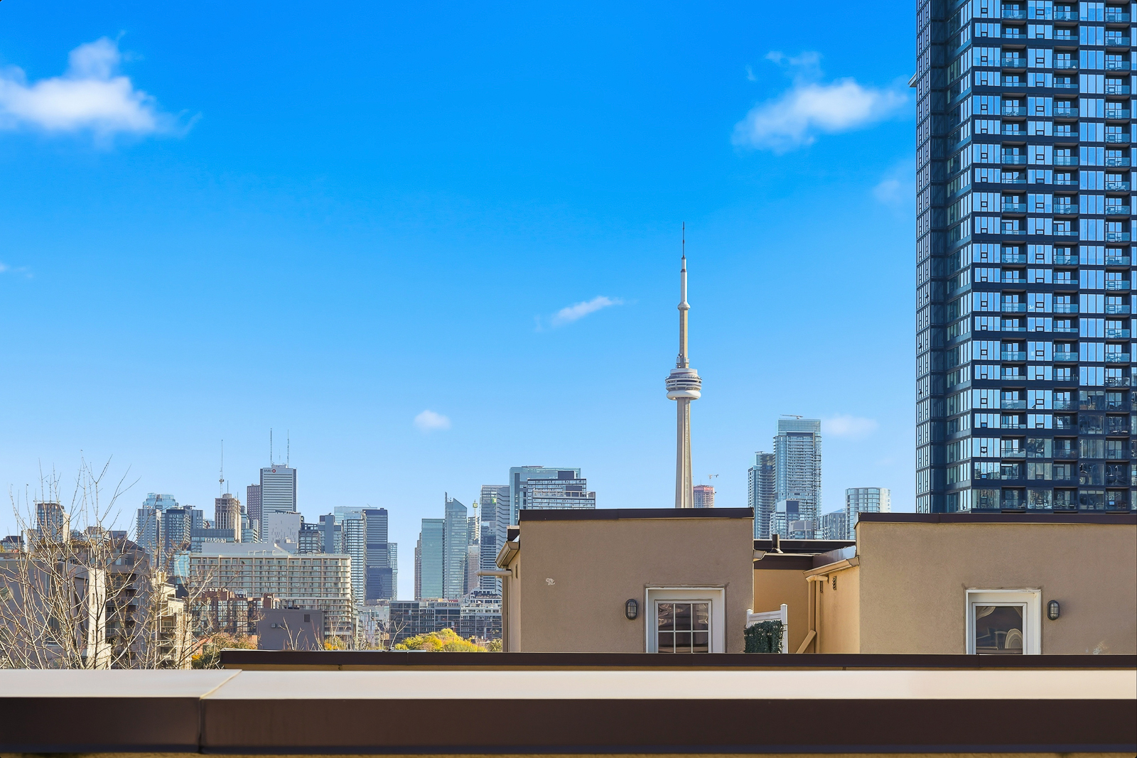 Amazing Townhome with Rooftop Terrace & CN Tower Views